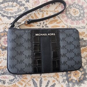 Michael Khors Wristlet